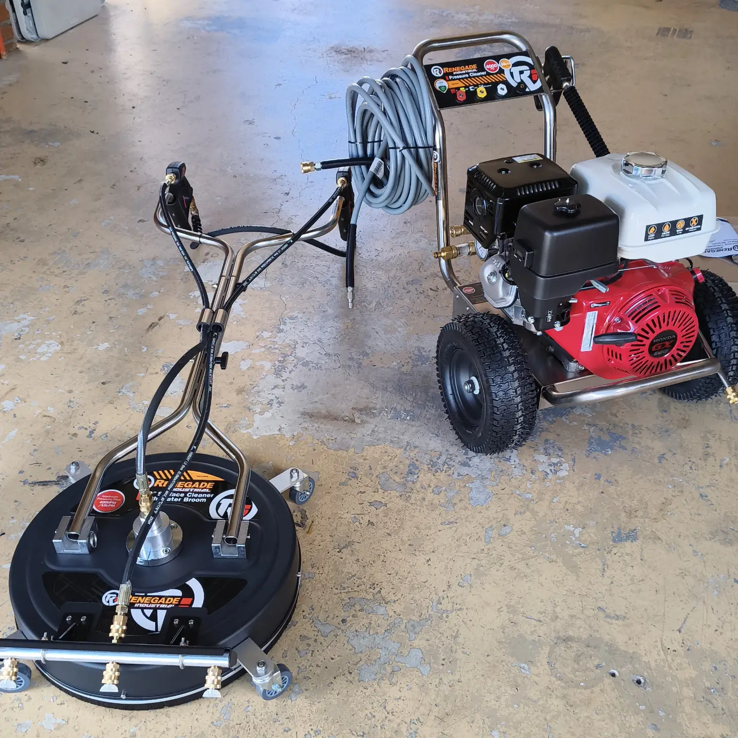 Petrol pressure washer with a surface cleaner attachment